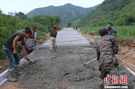 交通扶貧：發(fā)揮行業(yè)優(yōu)勢帶領村民走上“致富路”