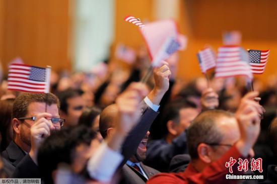 當地時間2017年2月8日，美國波士頓，200多名移民參加入籍儀式，正式成為美國公民。