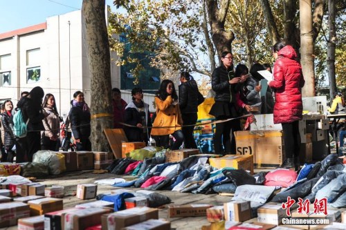 資料圖：2016年11月11日，濟南一高校物流配送站里快件擺滿地，女大學生們排長隊領取網(wǎng)購商品。<a target='_blank' href='http://www.chinanews.com/' _fcksavedurl='http://www.chinanews.com/'></table>中新社</a>記者 張勇 攝