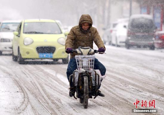 資料圖：2月19日，新一輪強降雪天氣再度“光臨”新疆烏魯木齊市。 <a target='_blank' href='http://www.chinanews.com/'>中新社</a>記者 劉新 攝