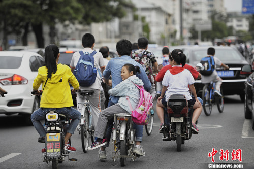 資料圖：2016年9月1日，北京中小學開學首日遇上早高峰，造成學校周邊道路擁堵。