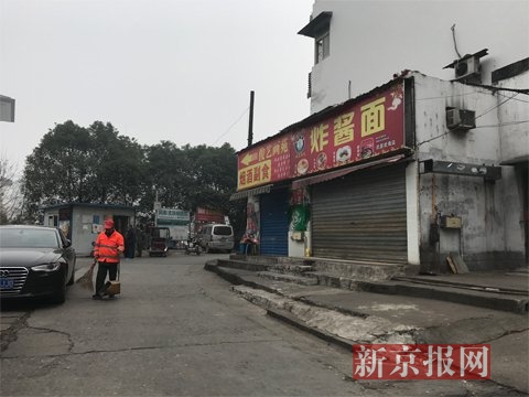 案發(fā)地點位于武昌火車站東廣場附近的城中村，地上的血跡被清理干凈了。 新京報記者 曹曉波攝