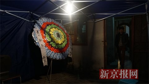 家屬在出租屋搭設靈堂，放置花圈。新京報記者 曹曉波攝