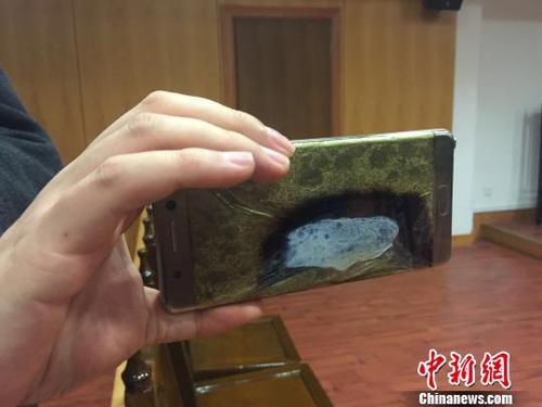 2017年2月22日，上海首起因使用三星Note7手機(jī)爆炸而訴至法院的案件在上海市金山區(qū)法院開(kāi)庭。這起曾引起媒體廣泛關(guān)注的案件當(dāng)庭和解，三星公司返還購(gòu)機(jī)款，并按購(gòu)機(jī)款三倍予以賠償。圖為發(fā)生自燃的三星NOTE7手機(jī)?！±铈?攝