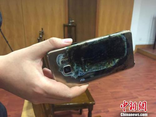 2017年2月22日，上海首起因使用三星Note7手機(jī)爆炸而訴至法院的案件在上海市金山區(qū)法院開(kāi)庭。這起曾引起媒體廣泛關(guān)注的案件當(dāng)庭和解，三星公司返還購(gòu)機(jī)款，并按購(gòu)機(jī)款三倍予以賠償。圖為原告購(gòu)買的、后發(fā)生自燃的三星NOTE7手機(jī)。　李姝徵 攝