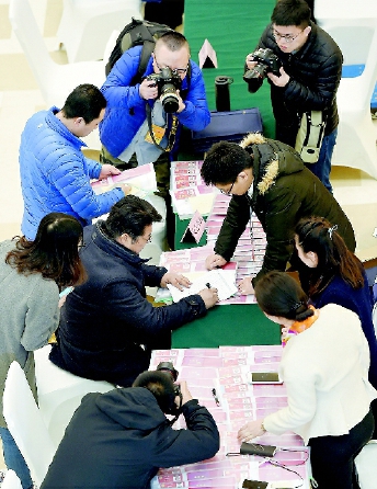 3月1日，來自河南的全國政協(xié)委員抵達北京，出席全國政協(xié)十二屆五次會議。