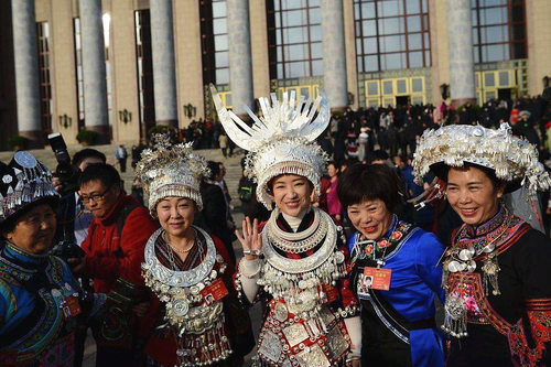 少數(shù)名族代表在人民大會(huì)堂前合影留念_