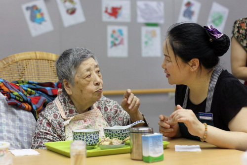 虹口區(qū)首個(gè)“長者照護(hù)之家”，午餐三菜一湯，營養(yǎng)軟糯適合老人口味。