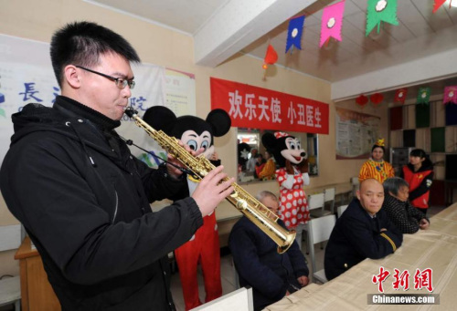 3月5日，山西長(zhǎng)治醫(yī)學(xué)院組織大學(xué)生志愿者及“小丑醫(yī)生”走進(jìn)當(dāng)?shù)爻菂^(qū)南山田園養(yǎng)老院。范麗芳 攝