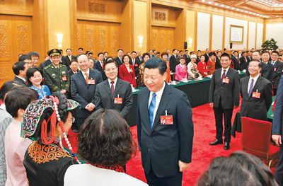 3月8日，中共中央總書記、國(guó)家主席、中央軍委主席習(xí)近平參加十二屆全國(guó)人大五次會(huì)議四川代表團(tuán)的審議。在“三八”國(guó)際勞動(dòng)?jì)D女節(jié)到來之際，習(xí)近平代表黨中央、國(guó)務(wù)院，向參加全國(guó)兩會(huì)的女代表、女委員、女工作人員，向全國(guó)各族各界婦女同胞，致以節(jié)日的祝賀和誠(chéng)摯的祝福。這是習(xí)近平同女代表親切交談。新華社記者 李學(xué)仁攝