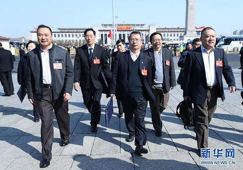 3月10日，全國政協(xié)十二屆五次會議在北京人民大會堂舉行第三次全體會議。這是委員們走向會場。新華網(wǎng) 翟子赫 攝2