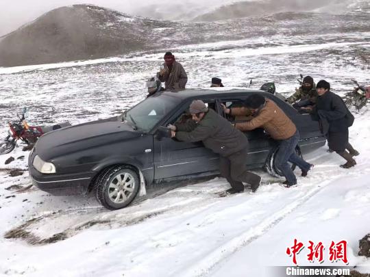 圖為降雪導(dǎo)致路面結(jié)冰，牧區(qū)行車?yán)щy。　鐘欣 攝