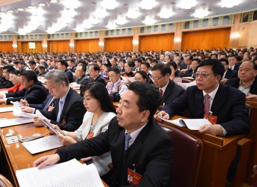 3月12日，十二屆全國人大五次會議在北京人民大會堂舉行第三次全體會議。這是代表們認(rèn)真聽會。新華社記者 楊宗友攝。