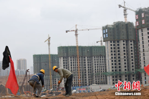 資料圖：建筑工人在工地上工作中。<a target='_blank' href='http://www.chinanews.com/'>中新社</a>記者 武俊杰 攝