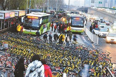 上千共享單車圍困公交車站單車占道打破站臺(tái)秩序