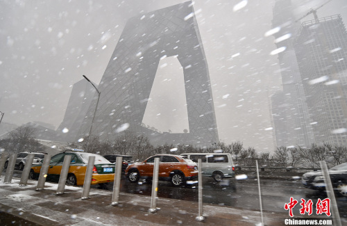 2月21日，北京多個(gè)地區(qū)迎來(lái)降雪天氣，預(yù)計(jì)降雪過(guò)程將持續(xù)至半夜?！按貉比缂s而至，整個(gè)城市一派銀裝素裹的景象。圖為雪中的央視大樓。<a target='_blank' href='http://www.chinanews.com/' >中新網(wǎng)</a>記者 金碩 攝