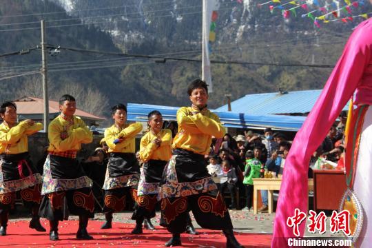 圖為27日，西藏林芝市巴宜區(qū)八一鎮(zhèn)杰布才村村民載歌載舞，歡慶西藏百萬農(nóng)奴解放58周年紀(jì)念日?！⑹a 攝