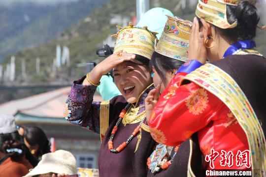 圖為27日，西藏林芝市巴宜區(qū)八一鎮(zhèn)杰布才村村民觀看本村為紀(jì)念西藏百萬農(nóng)奴解放58周年舉行的表演?！⑹a 攝