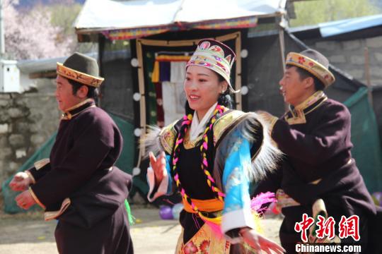 圖為27日，西藏林芝市巴宜區(qū)八一鎮(zhèn)杰布才村村民載歌載舞，歡慶西藏百萬農(nóng)奴解放58周年紀(jì)念日。　劉蔭 攝