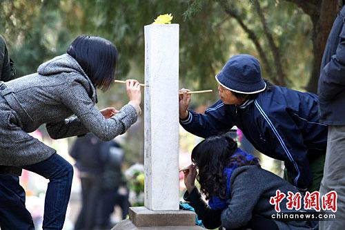 圖為眾多民眾來(lái)到陵園為親人祭掃。<a target='_blank' href='http://www.chinanews.com/'>中新社</a>發(fā) 富田 攝