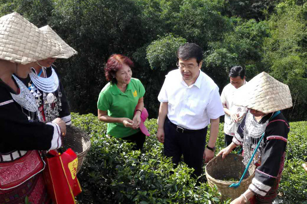 巴特爾在五指山市通什鎮(zhèn)番賽村調(diào)研少數(shù)民族發(fā)展資金產(chǎn)業(yè)扶貧項(xiàng)目