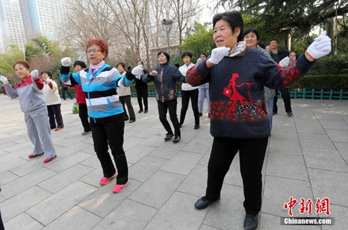 對高齡退休人員、艱苦邊遠地區(qū)企業(yè)退休人員，可適當提高調(diào)整水平。(資料圖)<a target='_blank' href='http://www.chinanews.com/'>中新社</a>發(fā) 張馳 攝