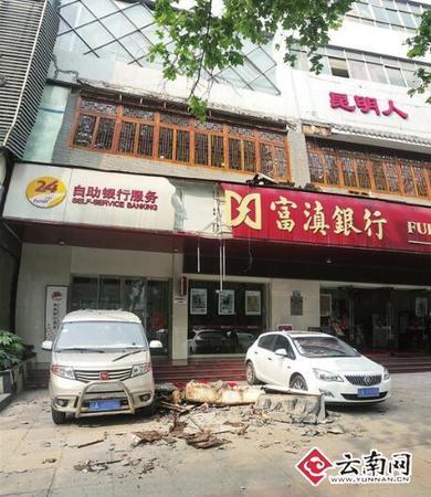 昆明一飯店木屋檐掉落 樓下微型車玻璃被砸成“蜘蛛網(wǎng)”