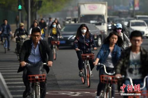 北京迎來沙塵天氣市區(qū)能見度降低，市民佩戴口罩出行。 <a target='_blank' href='http://www.chinanews.com/' >中新網(wǎng)</a>記者 金碩 攝