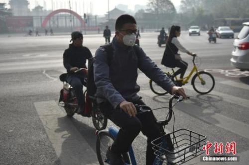 北京迎來沙塵天氣市區(qū)能見度降低，市民佩戴口罩出行。 <a target='_blank' href='http://www.chinanews.com/' >中新網(wǎng)</a>記者 金碩 攝