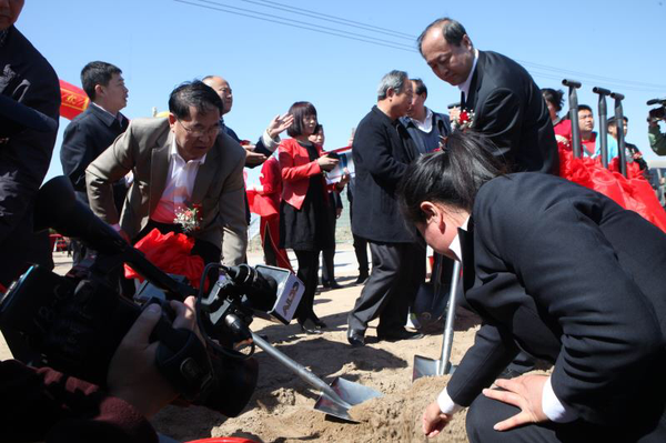 三、前來長嶺縣參加萬頃牡丹種植啟動儀式的中央中直機關(guān)書記王錦銘（中）等領(lǐng)導人親手栽種下牡丹苗?！¤骱z影