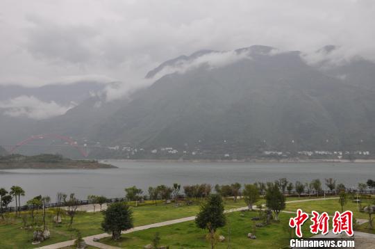 在巫山縣城就可以輕易看到高峽平湖、巫山云雨的壯觀景象。　陳茂霖 攝