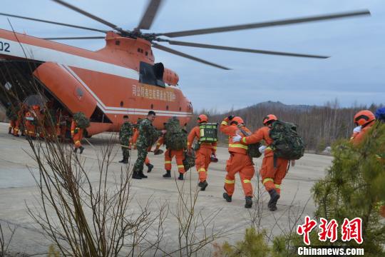 圖為俄過境大火蔓延內(nèi)蒙古大興安嶺現(xiàn)場 武警內(nèi)蒙古森林總隊大興安嶺支隊 攝