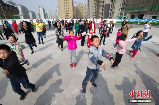 資料圖：3月28日，山西太原，家長與孩子一同上體育課。<a target='_blank' href='http://www.chinanews.com/'>中新社</a>記者 張云 攝