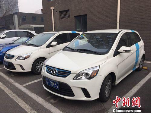 多輛共享汽車?？吭诼愤?。<a target='_blank' href='http://www.chinanews.com/' >中新網(wǎng)</a> 吳濤 攝