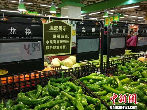 資料圖：市民在超市選購(gòu)蔬菜。<a target='_blank' href='http://www.chinanews.com/' >中新網(wǎng)</a>記者 李金磊 攝