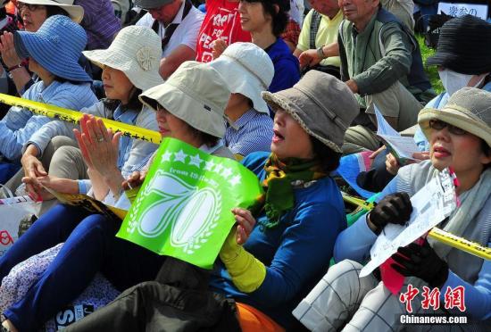 當(dāng)?shù)貢r間5月3日，數(shù)萬日本民眾在東京舉行集會和游行，為整整經(jīng)歷了70個年頭的日本戰(zhàn)后憲法“點贊”，呼吁維護和平憲法，反對執(zhí)政當(dāng)局的修憲企圖。 <a target='_blank' href='http://www.chinanews.com/'>中新社</a>記者 王健 攝