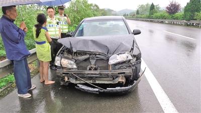 知道不能穿拖鞋開車 她卻光腳開車上高速