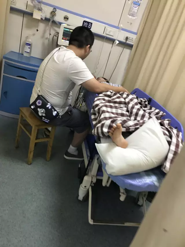 女子被4公分樹枝插進(jìn)大腿 男友：恨不得我替她疼