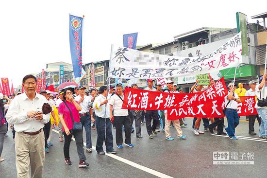 2017蔡辦音樂會28日在屏東演藝廳舉行，場外卻聚集抗議民眾