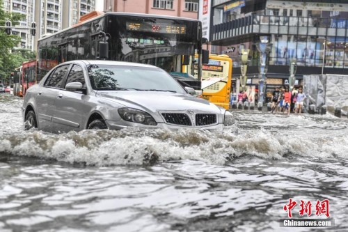 資料圖：5月24日，廣州江燕路，市民“踏浪”出行。<a target='_blank' href='http://www.chinanews.com/'>中新社</a>記者 陳驥旻 攝