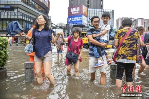 資料圖：5月24日，廣州江燕路，市民“踏浪”出行。<a target='_blank' href='http://www.chinanews.com/'>中新社</a>記者 陳驥旻 攝