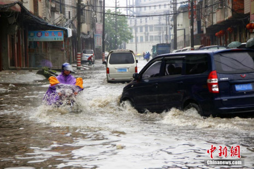  資料圖：5月14日夜間至15日清晨，廣西遭暴雨侵襲，柳州市部分路段內(nèi)澇嚴重。朱柳融 攝