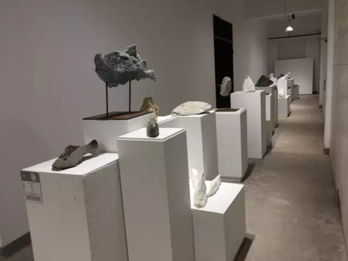 畢業(yè)展作品被盜皮皮蝦也遭殃 學(xué)生貼26個(gè)勿觸碰