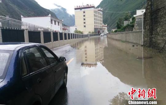 道路被洪水淹沒?！＄娦?攝