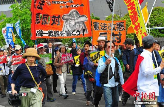 當(dāng)?shù)貢r(shí)間5月3日，數(shù)萬(wàn)日本民眾在東京舉行集會(huì)和游行，為整整經(jīng)歷了70個(gè)年頭的日本戰(zhàn)后憲法“點(diǎn)贊”，呼吁維護(hù)和平憲法，反對(duì)執(zhí)政當(dāng)局的修憲企圖。 <a target='_blank' href='http://www.chinanews.com/'>中新社</a>記者 王健 攝