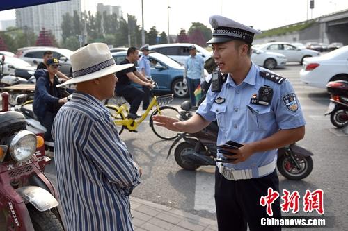 6月21日上午，北京交警敖翔正在處理交通違法行為。<a target='_blank' href='http://www.chinanews.com/' >中新網(wǎng)</a>記者 金碩 攝