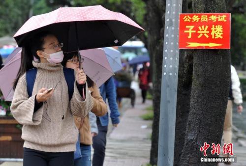 資料圖：2016年11月27日，11月27日，福州一公務(wù)員招考筆試考點，考生在尋找考場。張斌 攝