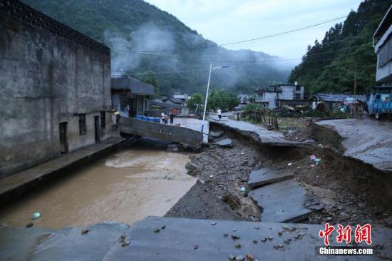 6月23日以來(lái)，特大暴雨造成江西省修水縣全縣36個(gè)鄉(xiāng)鎮(zhèn)受災(zāi)，多個(gè)鄉(xiāng)鎮(zhèn)山洪爆發(fā)、山體塌方。黃一魏 攝