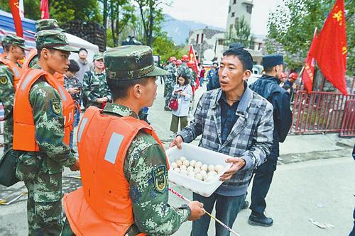 送餐志愿者：穿越兩公里亂石堆送一口熱菜到救援隊