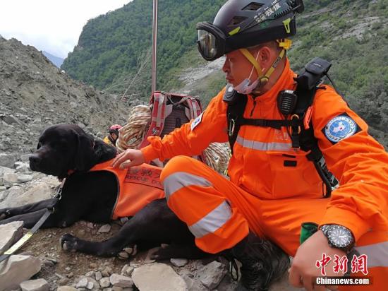 6月26日上午，四川茂縣山體垮塌現(xiàn)場，來自貴州省的貴州眾志救援隊在搜救。6月24日5時45分，四川省阿壩藏族羌族自治州茂縣疊溪鎮(zhèn)新磨村新村組富貴山山體突發(fā)高位垮塌。事發(fā)當(dāng)天，貴州眾志救援隊受貴州省應(yīng)急辦委派，奔赴四川參與救援。<a target='_blank' href='http://www.chinanews.com/'>中新社</a>發(fā) 田一凡 攝